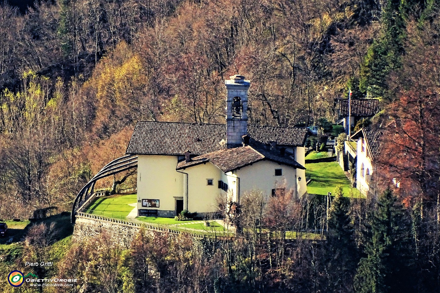 17 Maxi zoom sul Santuario della Madonna del Frassino di Oneta.JPG